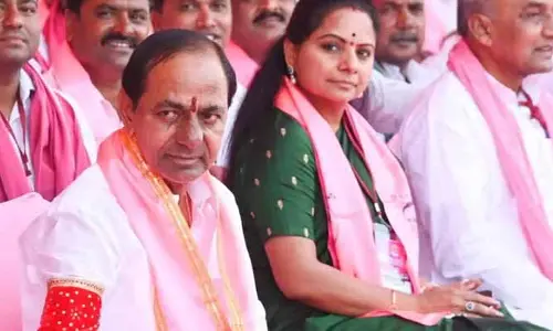కవిత ఆరోపణలతో గులాబీ పార్టీలో విభేదాలు.. కేసీఆర్ మౌనంపై అనుమానాలు
