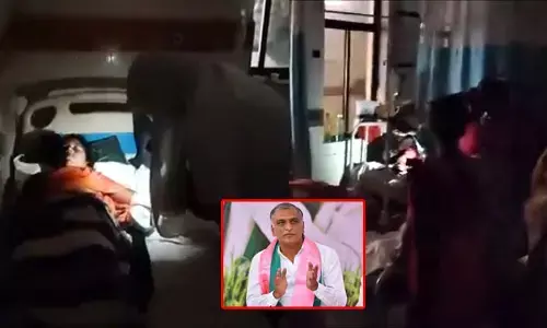 Harish Rao: సెల్ ఫోన్ వెలుతురులో రోగులకు వైద్యం.. ప్రభుత్వ ఆసుపత్రిలో ఘటన.. హరీశ్‌రావు ట్వీట్