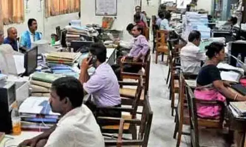 ఒకటో తేదీనే జీతాలు.. హ్యాపీనెస్‌లో ఉద్యోగులు