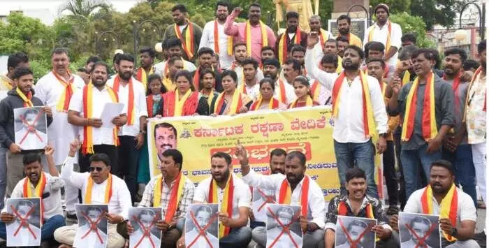 Kannada Tamil language dispute: కమల్ హాసన్ థగ్ లైఫ్ సినిమా విడుదల అడ్డుకుంటాం.. కన్నడ సంఘాలు Kannada Tamil language dispute: కమల్ హాసన్ థగ్ లైఫ్ సినిమా విడుదల అడ్డుకుంటాం.. కన్నడ సంఘాలు