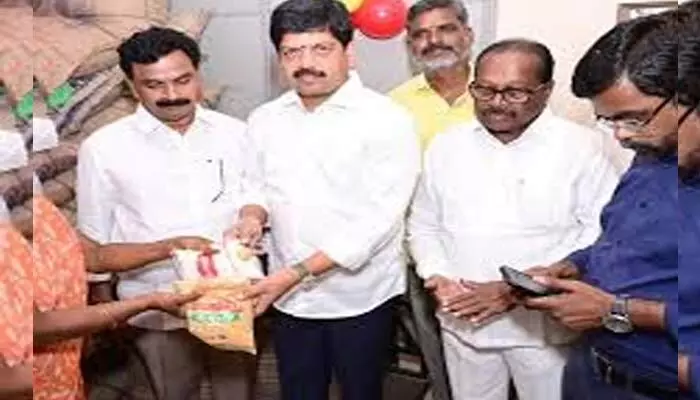 ‘రేషన్ డీలర్లకు ఉపాధి కల్పిస్తున్నాం’.. మంత్రి కీలక వ్యాఖ్యలు ‘రేషన్ డీలర్లకు ఉపాధి కల్పిస్తున్నాం’.. మంత్రి కీలక వ్యాఖ్యలు