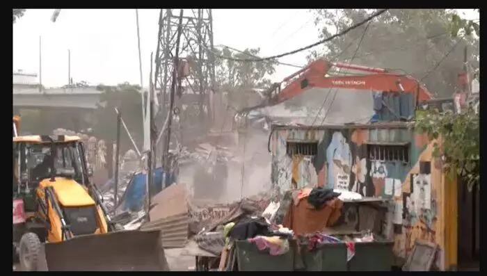Jangpura Madrasi Camp New Delhi: న్యూఢిల్లీ జంగ్ పురాలో అక్రమ నివాసాల తొలగింపు Jangpura Madrasi Camp New Delhi: న్యూఢిల్లీ జంగ్ పురాలో అక్రమ నివాసాల తొలగింపు