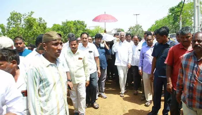 ప్రాణ స్నేహితుడికి కడియం శ్రీహరి కన్నీటి వీడ్కోలు ప్రాణ స్నేహితుడికి కడియం శ్రీహరి కన్నీటి వీడ్కోలు