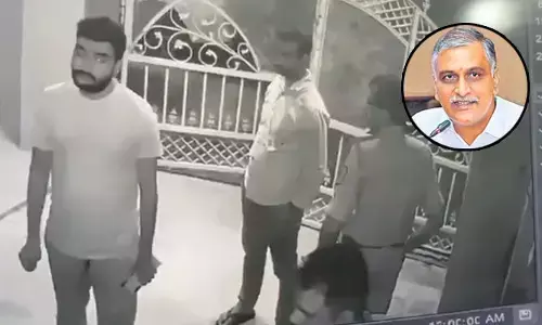 సోషల్ మీడియా యాక్టివిస్ట్ గౌతమ్ అర్ధరాత్రి అరెస్ట్..మాజీ మంత్రి హరీశ్‌రావు రియాక్ట్.. సీసీటీవీ ఫుటేజ్ వైరల్