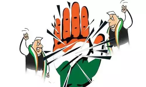 కాంగ్రెస్ పార్టీ లో ఫ్లెక్సీ చిచ్చు.. ఆత్మకూరులో కాంగ్రెస్ నేతల మధ్య వాగ్వాదం..
