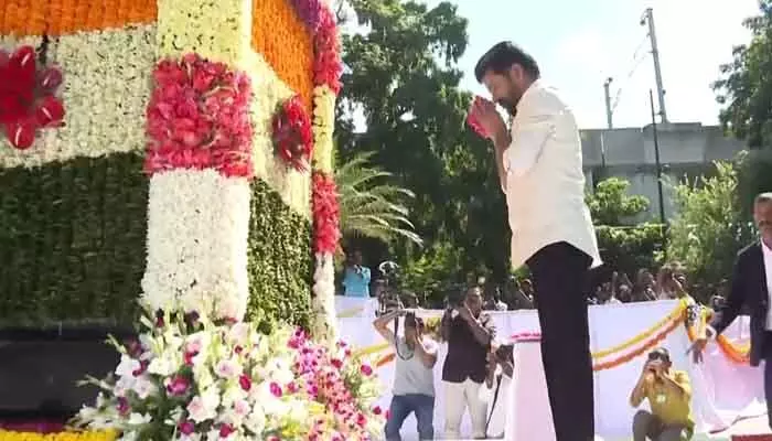 అట్టహాసంగా రాష్ట్ర ఆవిర్భావ దినోత్సవం.. అమరవీరుల స్థూపం వద్ద సీఎం రేవంత్ నివాళి అట్టహాసంగా రాష్ట్ర ఆవిర్భావ దినోత్సవం.. అమరవీరుల స్థూపం వద్ద సీఎం రేవంత్ నివాళి