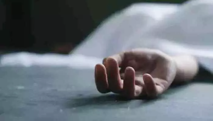 Tragedy: హైదరాబాద్ నడిబొడ్డున ఘోరం.. రైలు ఢీకొని ఇద్దరు యువకులు దుర్మరణం Tragedy: హైదరాబాద్ నడిబొడ్డున ఘోరం.. రైలు ఢీకొని ఇద్దరు యువకులు దుర్మరణం