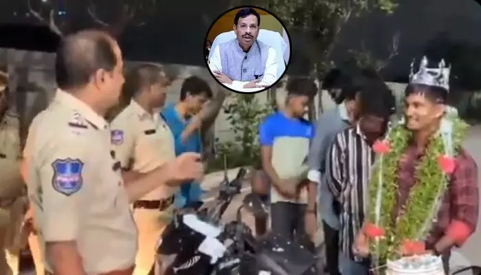 నడిరోడ్ల మీద ఇదేం అతి.. ఆకతాయిలకు బుద్ధి చెప్పిన సీఐ: వీసీ సజ్జనార్ ట్వీట్ నడిరోడ్ల మీద ఇదేం అతి.. ఆకతాయిలకు బుద్ధి చెప్పిన సీఐ: వీసీ సజ్జనార్ ట్వీట్