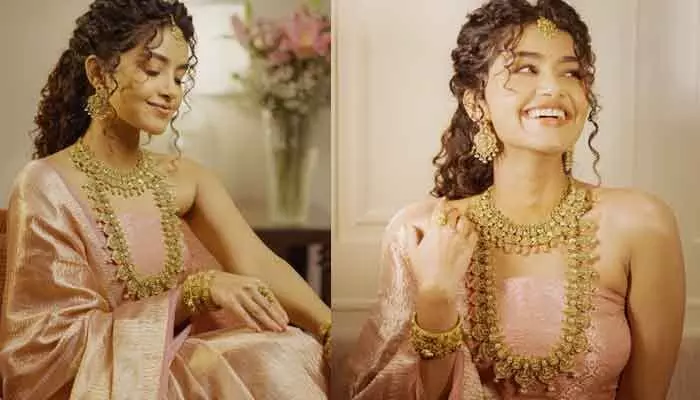 ఒంటి నిండా నగలు.. చీరలో మోడ్రన్ లుక్.. డిఫరెంట్ స్టైల్లో విపరీతంగా ఆకట్టుకుంటోన్న అనుపమ పోస్ట్ ఒంటి నిండా నగలు.. చీరలో మోడ్రన్ లుక్.. డిఫరెంట్ స్టైల్లో విపరీతంగా ఆకట్టుకుంటోన్న అనుపమ పోస్ట్