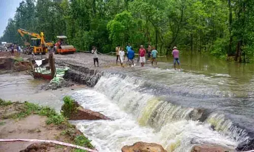 వరదల్లో చిక్కుకుని, కొండ చరియలు విరిగిపడి 34 మంది మృతి