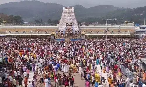 Tirumala News:పెరిగిన భక్తుల రద్దీ.. శ్రీవారి దర్శనానికి సమయం ఎంతంటే?