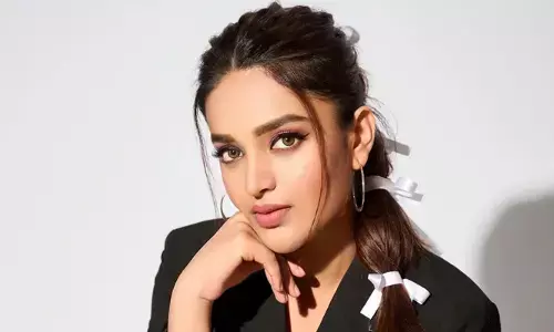 అందాలు ఆరబోస్తున్న యంగ్ బ్యూటీ.. ఒక పువ్వు మరో పువ్వును పెట్టుకోవడం భలే బాగుందిగా అంటూ కామెంట్స్