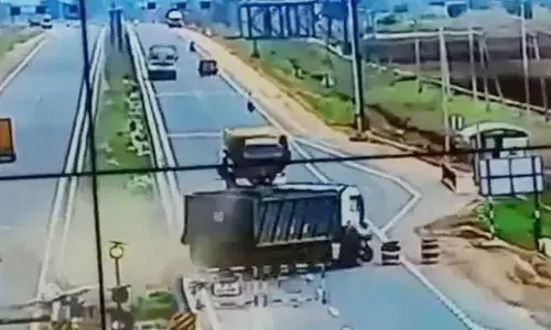 Road Accident:బైక్‌ను ఈడ్చుకెళ్లిన టిప్పర్.. ఇద్దరికి తీవ్ర గాయాలు