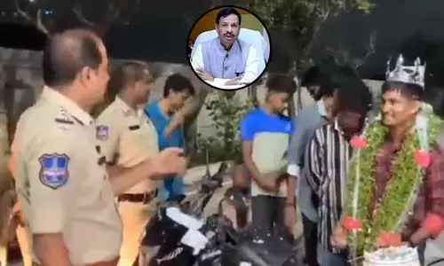 నడిరోడ్ల మీద ఇదేం అతి.. ఆకతాయిలకు బుద్ధి చెప్పిన సీఐ: వీసీ సజ్జనార్ ట్వీట్