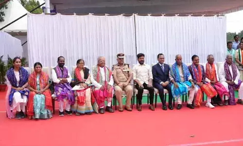CM Revanth Reddy : నేడు సీఎం రేవంత్ రెడ్డి చేతుల మీదుగా రూ.కోటి అందుకున్న కవులు, కళాకారులు వీళ్ళే
