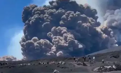 Mount Etna Volcano : బద్దలైన అగ్నిపర్వతం.. పరుగులు తీసిన పర్యటకులు