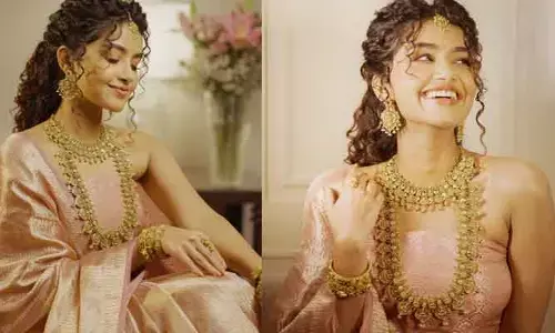 ఒంటి నిండా నగలు.. చీరలో మోడ్రన్ లుక్.. డిఫరెంట్‌ స్టైల్‌లో విపరీతంగా ఆకట్టుకుంటోన్న అనుపమ పోస్ట్