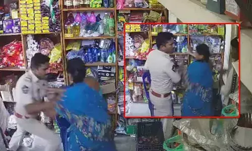 మేము పోలీసులం... మీ ఇళ్లైనా సరే ఇంతే చేస్తాం?: మహిళపై పోలీసుల దౌర్జన్యం (వీడియో వైరల్ )