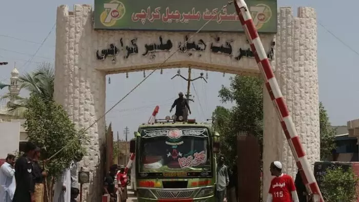 Karachi jail: కరాచీ జైలు నుంచి 216 మంది ఖైదీల పరార్.. కారణమేమిటంటే Karachi jail: కరాచీ జైలు నుంచి 216 మంది ఖైదీల పరార్.. కారణమేమిటంటే