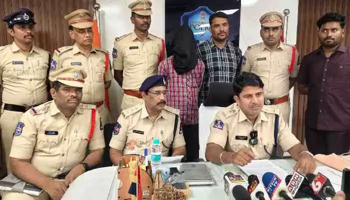 ఆ చైన్ స్నాచర్ దొరికేసాడు.. వివరాలు వెల్లడించిన పోలీసులు ఆ చైన్ స్నాచర్ దొరికేసాడు.. వివరాలు వెల్లడించిన పోలీసులు