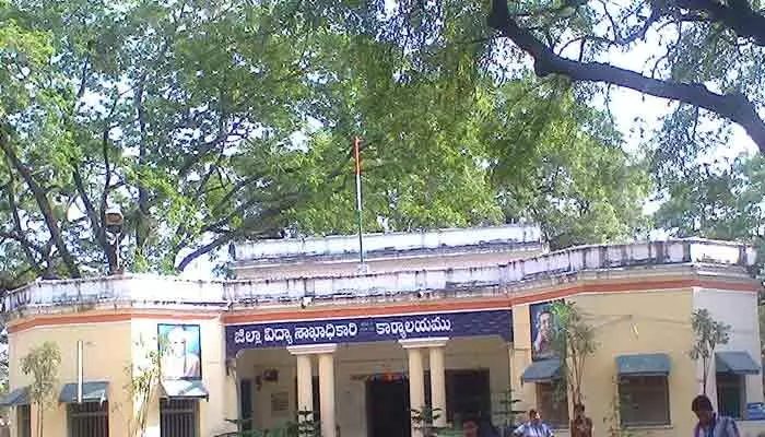 అవినీతి ఆరోపణలు ఉన్నా.. ఈ అధికారులను బదిలీ చేయరా? అవినీతి ఆరోపణలు ఉన్నా.. ఈ అధికారులను బదిలీ చేయరా?