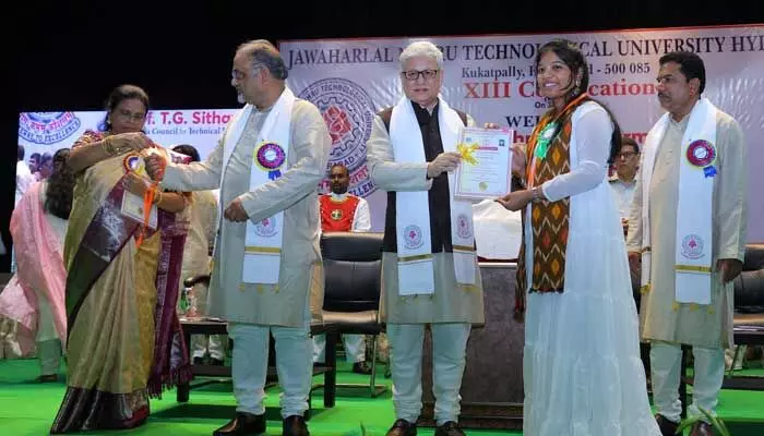 గోల్డ్ మెడల్ సాధించిన అక్షయ.. అభినందించిన గవర్నర్ గోల్డ్ మెడల్ సాధించిన అక్షయ.. అభినందించిన గవర్నర్