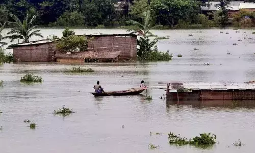Floods : వరద గుప్పిట్లో ఈశాన్య రాష్ట్రాలు.. ప్రధాని ఫోన్