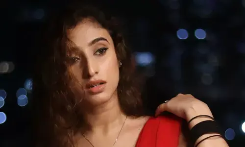 ఎర్రటి చీరలో యద అందాలను చూపిస్తూ కుర్రాళ్లను హీటెక్కిస్తున్న ఖేయాలినాథ్