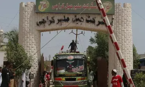 Karachi jail: కరాచీ జైలు నుంచి  216 మంది ఖైదీల పరార్.. కారణమేమిటంటే