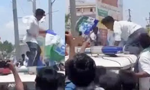 వైఎస్ జగన్ తెనాలి పర్యటన.. పోలీసుల వాహనం పై వైసీపీ కార్యకర్త డాన్స్‌