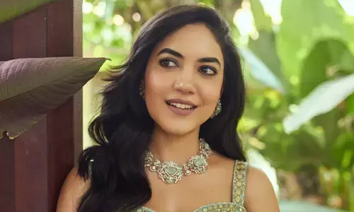 చాలామంది మనల్ని చులకనగా చూస్తారు.. స్టేజ్‌పై కన్నీరు పెట్టుకున్న టాలీవుడ్ హీరోయిన్ (వీడియో)