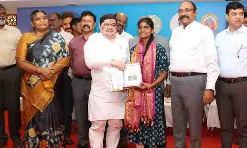 లక్ష్యాన్ని నిర్దేశించుకుని విద్యార్థిని విద్యార్థులు ఉన్నత స్థాయికి ఎదగాలి : మంత్రి పొన్నం