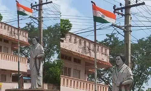 జర్ర చూడండయ్యా.. అది జాతీయ జెండా..!