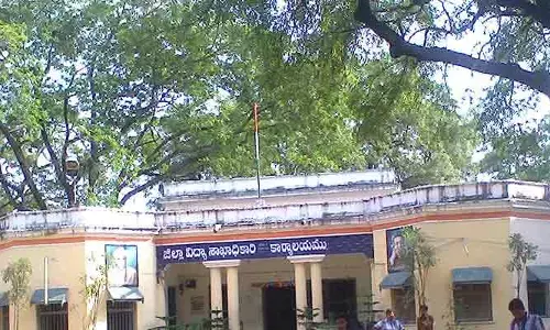 అవినీతి ఆరోపణలు ఉన్నా.. ఈ అధికారులను బదిలీ చేయరా?