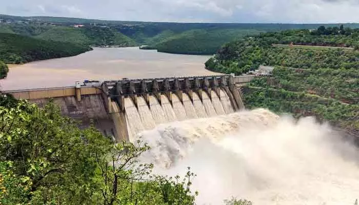 రెయిన్ ఎఫెక్ట్: శ్రీశైలం జలాశయానికి భారీగా వరదనీరు రెయిన్ ఎఫెక్ట్: శ్రీశైలం జలాశయానికి భారీగా వరదనీరు