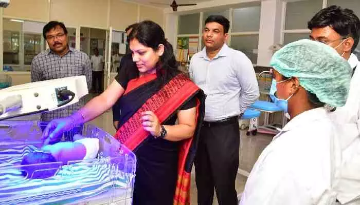 దిశ ఎఫెక్ట్....హుజురాబాద్ ఆసుపత్రిలో కలెక్టర్ ఆకస్మిక తనిఖీ.. దిశ ఎఫెక్ట్....హుజురాబాద్ ఆసుపత్రిలో కలెక్టర్ ఆకస్మిక తనిఖీ..