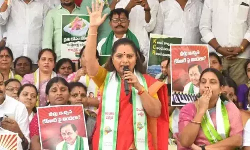 Kavitha: చంద్రబాబు కాలర్ ఎగరేస్తుంటే మీకు ధైర్యం రావడం లేదా?.. ఇందిరా పార్క్ ధర్నాలో కవిత హాట్ కామెంట్స్