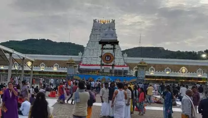 తిరుమలలో కొనసాగుతున్న భక్తుల రద్దీ.. దర్శనానికి సమయం ఎంతంటే? తిరుమలలో కొనసాగుతున్న భక్తుల రద్దీ.. దర్శనానికి సమయం ఎంతంటే?