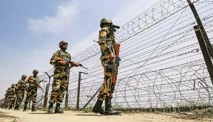 చొరబాటును అడ్డుకున్న BSF జవాన్.. కిడ్నాప్ చేసిన బంగ్లాదేశీయులు చొరబాటును అడ్డుకున్న BSF జవాన్.. కిడ్నాప్ చేసిన బంగ్లాదేశీయులు