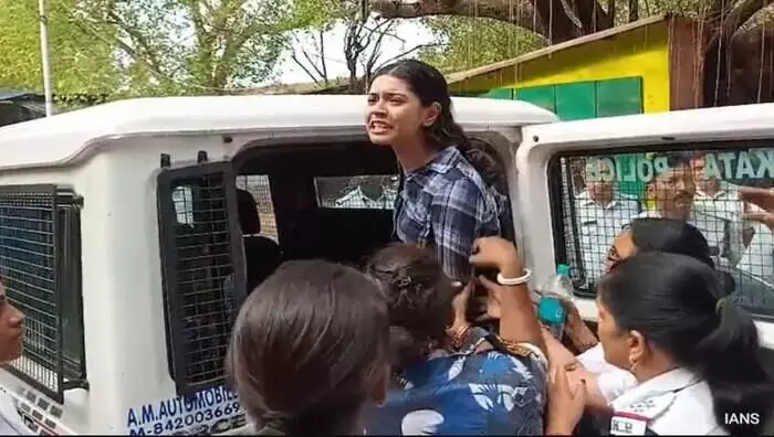 Sharmishta Panoli: ఇన్ఫ్లుయెన్సర్ శర్మిష్ఠ పనౌలీకి ఊరట Sharmishta Panoli: ఇన్ఫ్లుయెన్సర్ శర్మిష్ఠ పనౌలీకి ఊరట