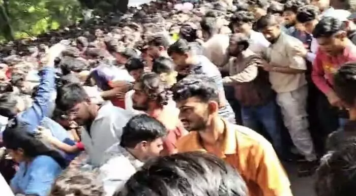 Bengaluru stampede: విధుల్లో కేవలం వెయ్యి మంది పోలీసులే..! Bengaluru stampede: విధుల్లో కేవలం వెయ్యి మంది పోలీసులే..!