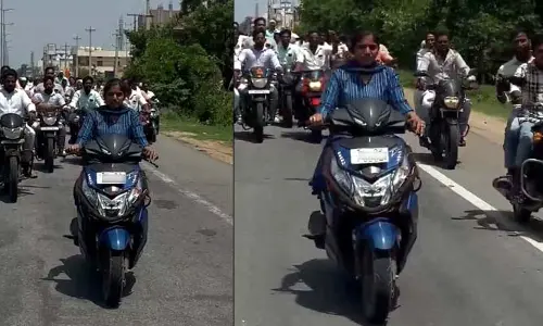 ఆడపిల్లలకు స్కూటీలు ఎక్కడ..! కాంగ్రెస్ ఎమ్మెల్యే యశస్విని రెడ్డి స్కూటీ రైడ్  వైరల్..