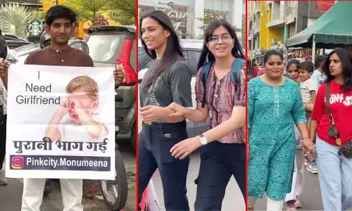 Viral video : గర్ల్ ఫ్రెండ్ కావాలంటూ అది చేతిలో పట్టుకొని నగర వీధుల్లో తిరుగుతున్న యువకుడు.. అది చూసి ఆ యువతులు  ఏం చేశారంటే..