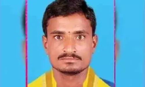 రాఘవపేట్ లో ట్రాక్టర్ బోల్తా..వ్యక్తి మృతి, చిన్నారికి గాయాలు