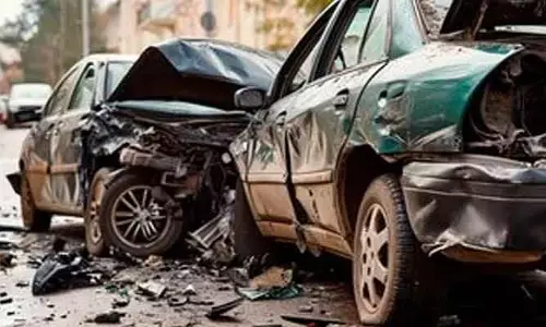 ఘోర ప్రమాదం: టీచర్ మృతి,  మరో ఇద్దరికి గాయాలు