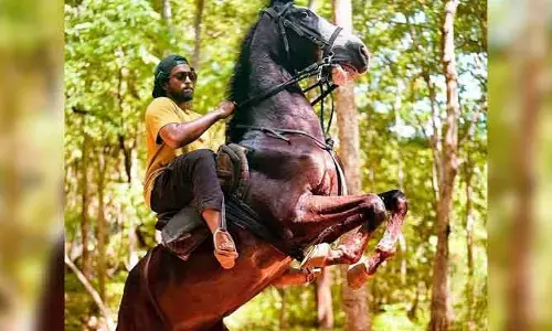 శక్తివంతమైన రైడ్‌లో రోషన్ కనకాల.. ఫొటో వైరల్ కావడంతో హిట్ పక్కా అంటున్న నెటిజన్లు