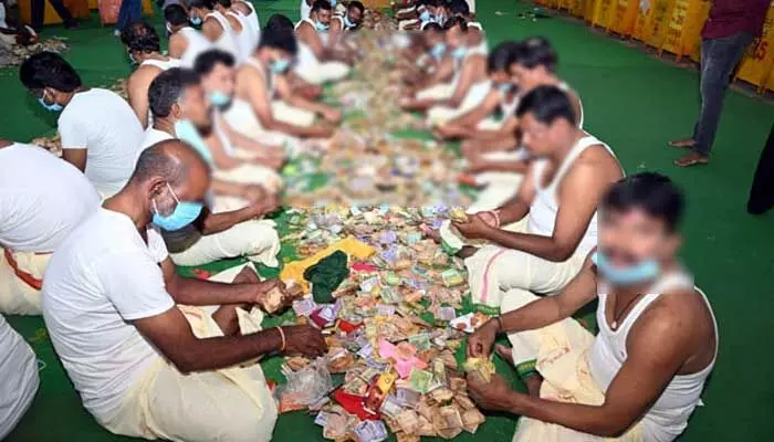 తిరుమలలో భారీగా భక్తుల రద్దీ.. ఒక్కసారిగా పెరిగిన ఆదాయం తిరుమలలో భారీగా భక్తుల రద్దీ.. ఒక్కసారిగా పెరిగిన ఆదాయం