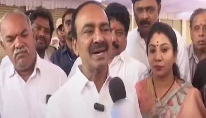 నోటీసులు ఎవరికి ఇవ్వాలో కూడా తెల్వదా.. ఎంపీ ఈటల సంచలన వ్యాఖ్యలు నోటీసులు ఎవరికి ఇవ్వాలో కూడా తెల్వదా.. ఎంపీ ఈటల సంచలన వ్యాఖ్యలు