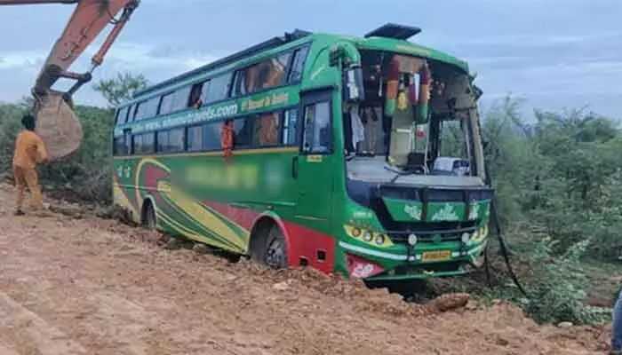 గోతుల్లోకి దూసుకెళ్లిన ట్రావెల్స్ బస్సు.. 40 మందికి తృటిలో తప్పిన ప్రమాదం గోతుల్లోకి దూసుకెళ్లిన ట్రావెల్స్ బస్సు.. 40 మందికి తృటిలో తప్పిన ప్రమాదం