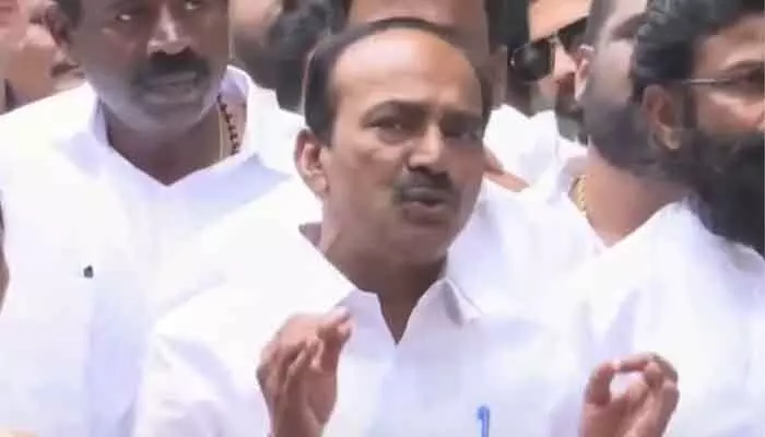 అప్పటి కేబినెట్కు కేసీఆరే బాస్.. ఎంపీ ఈటల సంచలన వ్యాఖ్యలు అప్పటి కేబినెట్కు కేసీఆరే బాస్.. ఎంపీ ఈటల సంచలన వ్యాఖ్యలు